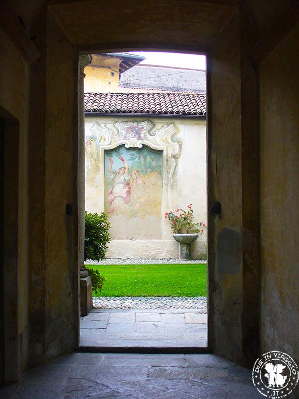 Villa della Porta Bozzolo Casalzuigno il cortile