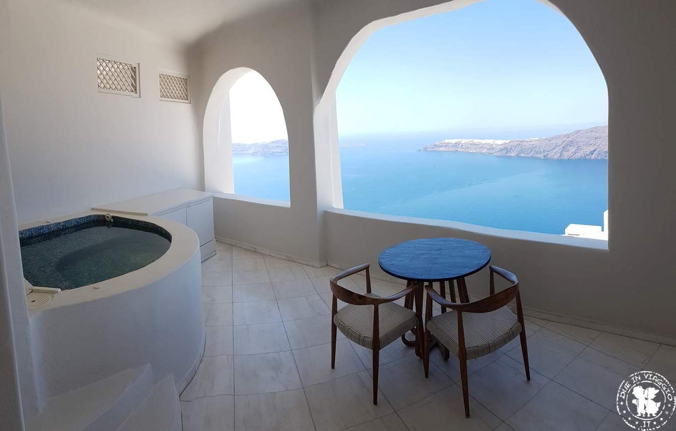 balcone sulla caldera hotel gold suites santorini